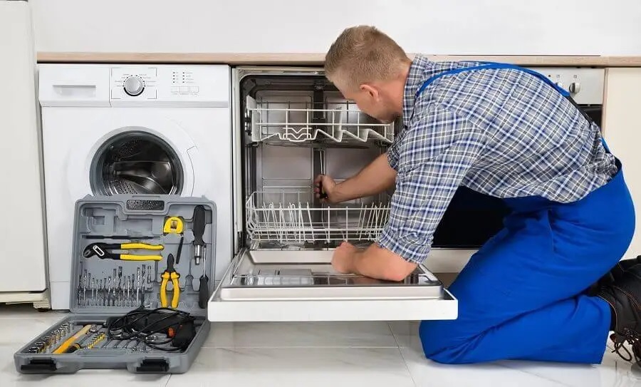 Keçiören Daikin servisi teknisyen ekibi beyaz eşya tamiri yaparken